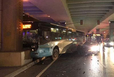 İstanbul’da halk otobüsü köprüye çarptı