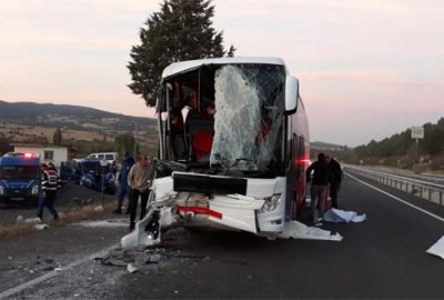Yolcu otobüsü kamyona çarptı: Ölü ve yaralılar var