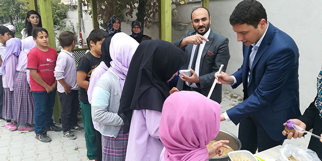 Kaymakamdan öğrencilere aşure Kaymakamdan öğrencilere aşure