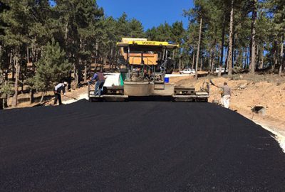 Büyükorhan’da köy yollarına sıcak asfalt