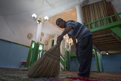 Terk edilmiş mahalledeki camilerin gönüllü bekçisi