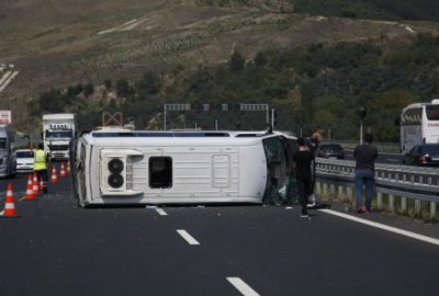 Bursa’da lastiği patlayan minibüs devrildi: 14 yaralı