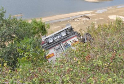 Şarampole uçan TIR’da can pazarı