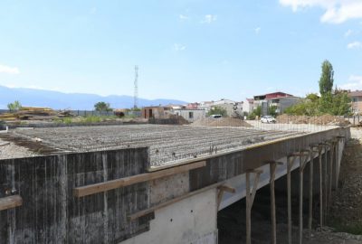 İki mahalleyi birleştirecek köprü hızla yükseliyor