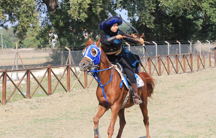 Bursa'da yaşayan 18 yaşındaki Melike Özpınar, şehir şehir gezerek erkeklerden