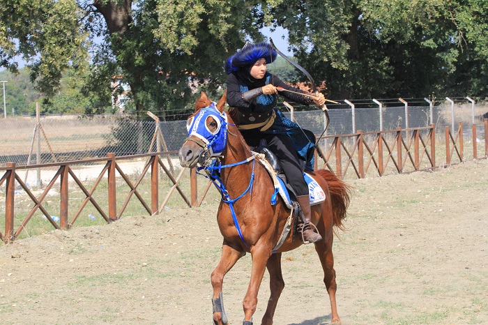 Atlı okçu Melike genç kızlara eğitmen oldu