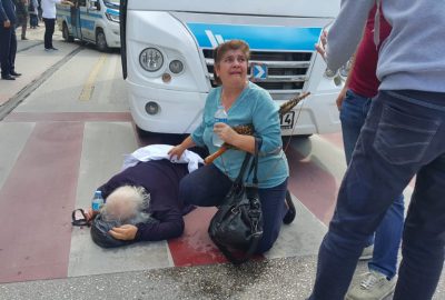 Yaşlı kadın, minibüs altında kaldı…