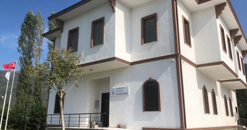 Bursa Sağlık Müdürü’nden ‘tabela’ açıklaması Bursa'nın Gemlik ilçesinde "Şehit Ömer Halisdemir" ismi verilen aile sağlığı merkezinin