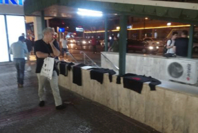 Bursa’da hayırsever yıkayıp ütülediği kıyafetleri duvara astı