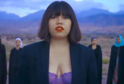 Sütyenli klip çeken ünlü şarkıcıya tepkiler büyüyor