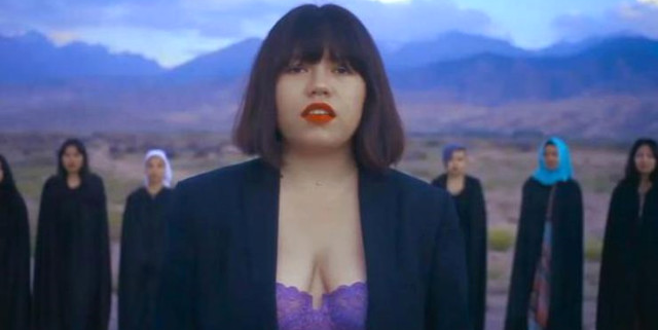 Sütyenli klip çeken ünlü şarkıcıya tepkiler büyüyor