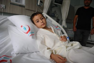 Kalbi delik olan 6 yaşındaki çocuğa koltuk altından kalp ameliyatı