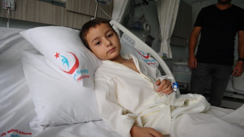 Bursa'da kalbi delik olduğu için koltuk altından kalp ameliyatı olan