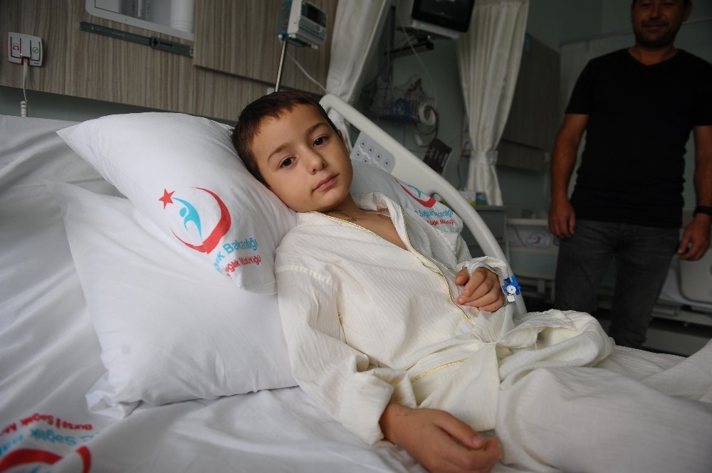 Kalbi delik olan 6 yaşındaki çocuğa koltuk altından kalp ameliyatı 1 163564