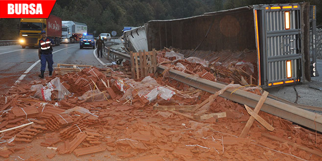 Kiremit yüklü TIR devrildi! Karayolu kırmızıya bulandı Kiremit yüklü TIR devrildi! Karayolu kırmızıya bulandı