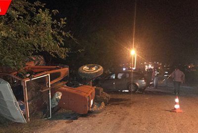 Otomobille çarpışan traktör takla attı