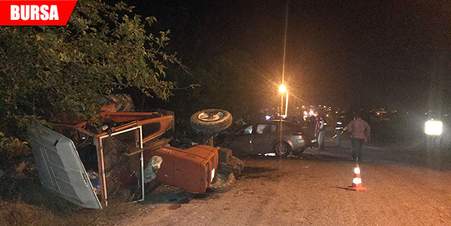 Otomobille çarpışan traktör takla attı