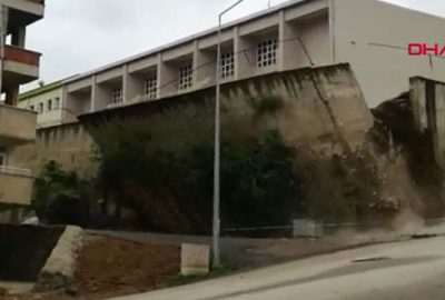 Okulda istinat duvarı çöktü! Öğrenciler tahliye edildi