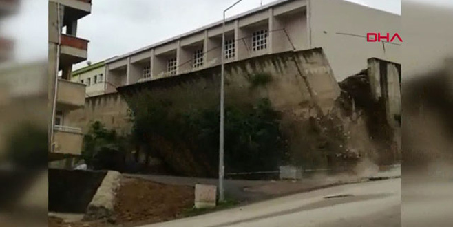 Okulda istinat duvarı çöktü! Öğrenciler tahliye edildi