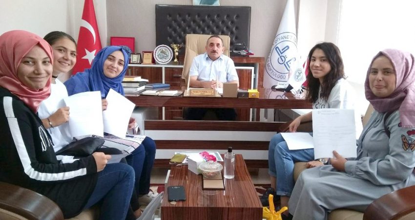 Keles Müftülüğü’nden eğitime destek Bursa'nın Keles Müftülüğü, "Din Görevlileri Haftası" münasebetiyle üniversite öğrencilerine burs