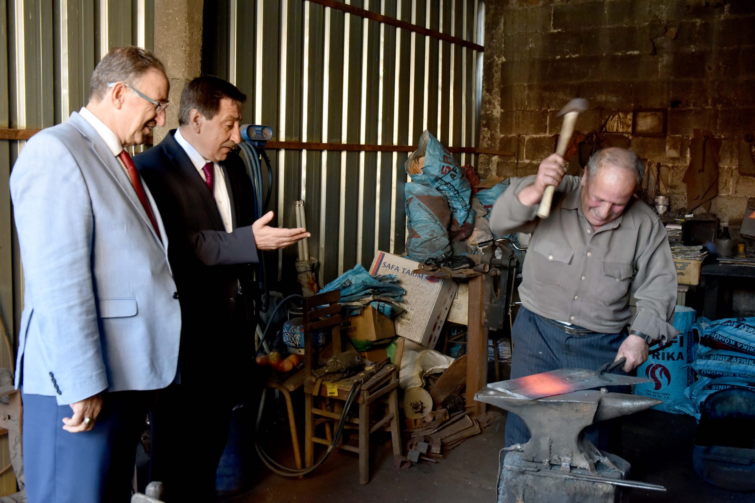 Vali Küçük’ten Suuçtu’ya elektrik müjdesi 