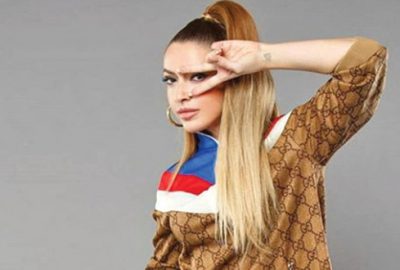 Stilini değiştirdi