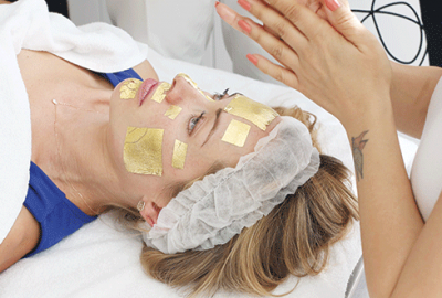 Yüzünü altın kaplattı