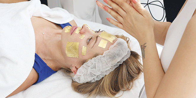 Yüzünü altın kaplattı