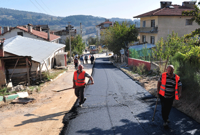 Keles’de asfaltlama çalışmaları hızlandı