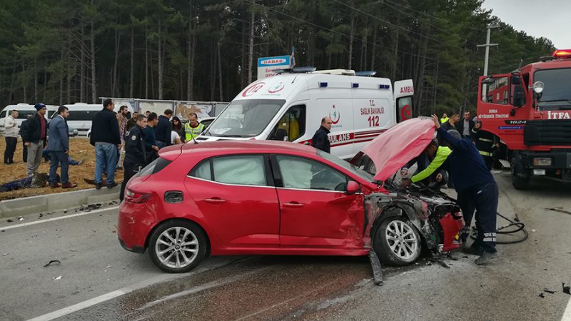 Bursa'nın Orhaneli ilçesinde, cip ile otomobilin çarpışması sonucu 5 kişi