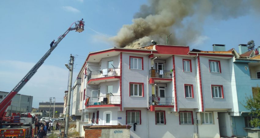 Bursa'nın İnegöl ilçesinde, bir apartmanın çatı katında çıkan yangın, itfaiye
