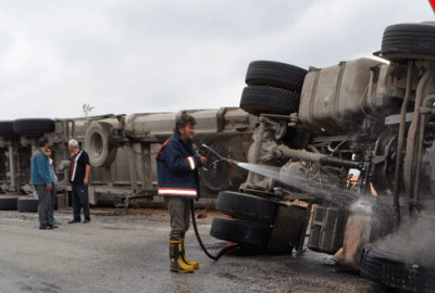 Devrilen talaş yüklü TIR alev aldı