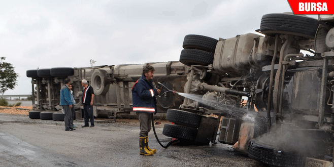 Devrilen talaş yüklü TIR alev aldı