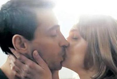 İki ünlü oyuncu dudak dudağa!