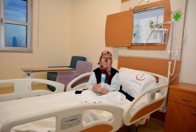 Kedileriyle çöp evde yaşayan yaşlı kadın hastaneye kaldırıldı