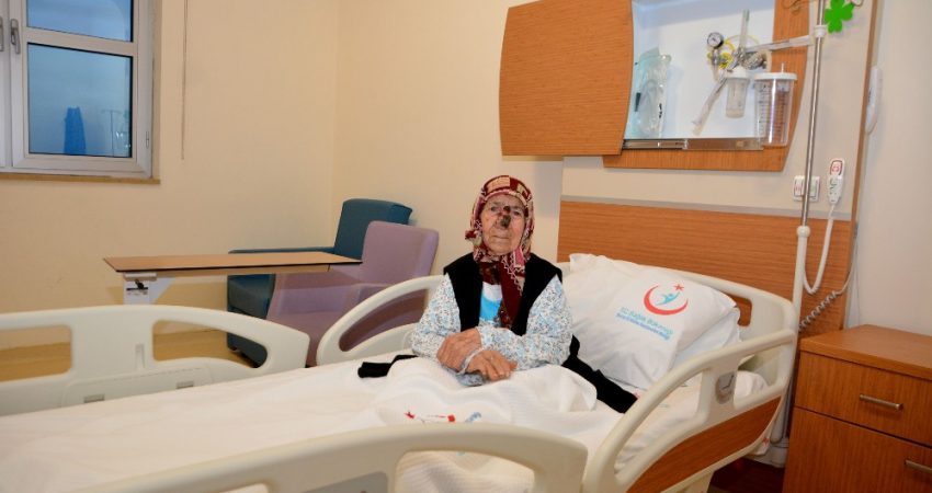 Kedileriyle çöp evde yaşayan yaşlı kadın hastaneye kaldırıldı Bursa'nın Karacabey ilçesinde çöp evde kedileriyle birlikte yaşayan 88 yaşındaki