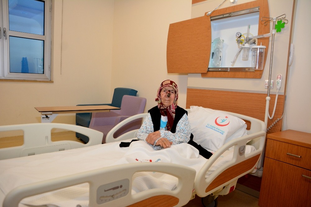 Kedileriyle çöp evde yaşayan yaşlı kadın hastaneye kaldırıldı