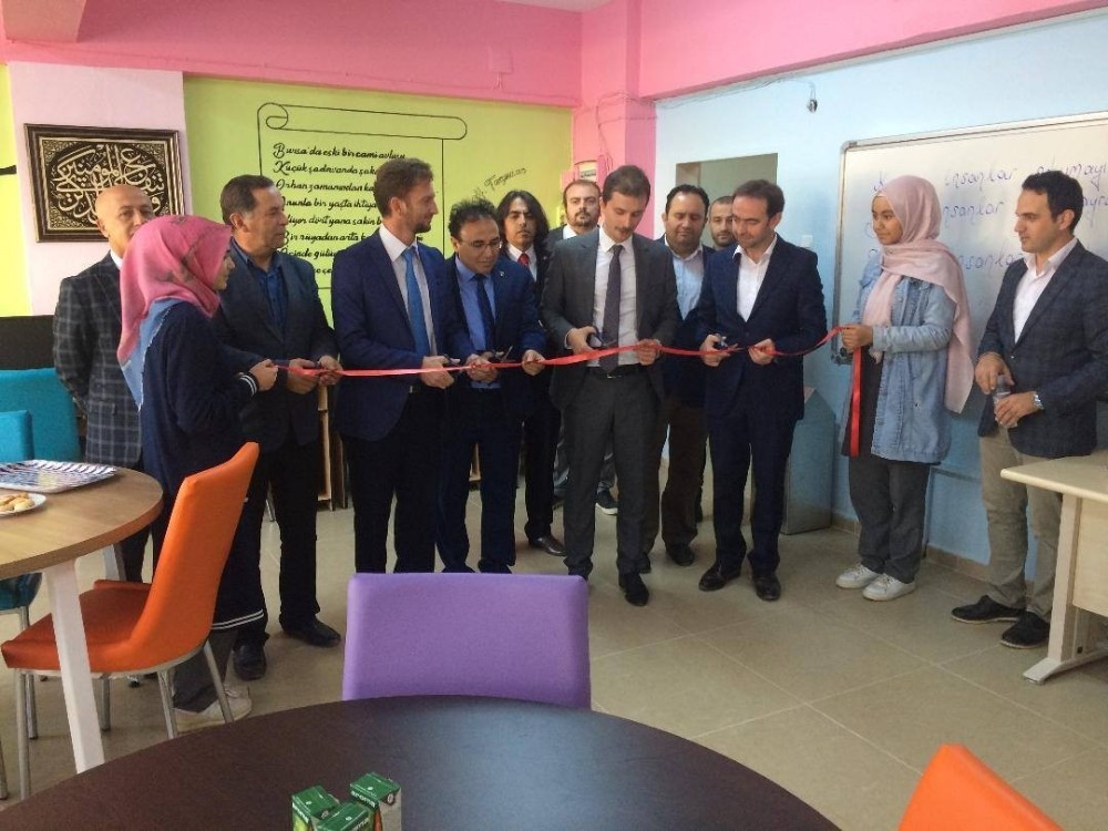 Öğretmenler okulun kütüphanesini yeniledi Öğretmenler okulun kütüphanesini yeniledi