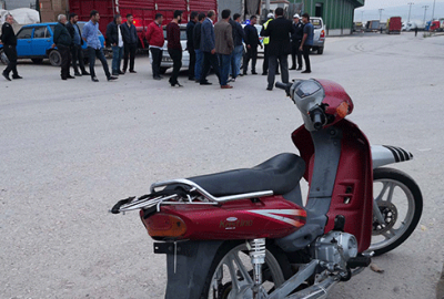 Otomobille çarpışan motosiklet sürücüsü yaralandı