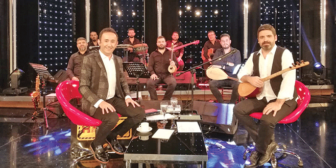 Türküleriyle mest etti