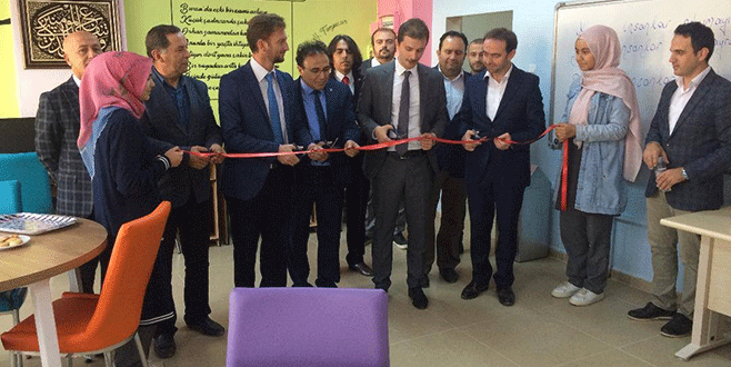 Öğretmenler okulun kütüphanesini yeniledi Öğretmenler okulun kütüphanesini yeniledi