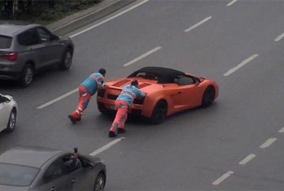 Arızalanan Lamborghini’yi belediye çalışanları itti