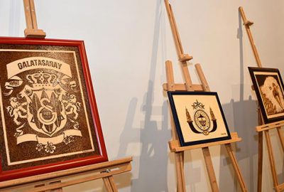 Tarihî yapıları yakarak ahşaba işledi