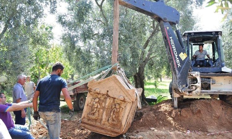 Kamulaştırılan tarlada 3. lahit için kazılar yeniden başladı Bursa'nın İznik ilçesinde Roma dönemine ait 2 lahit çıkarılan zeytin