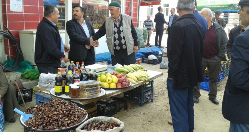 Organik ürünler tüketiciye aracısız ulaşıyor Bursa'nın Keles ilçesinde çiftçiler ürünlerini pazarda kendileri satıyor.