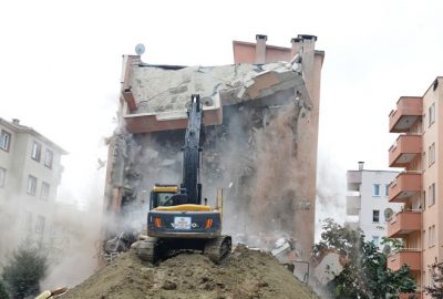 Bursa’da hasarlı apartman yıkılıyor