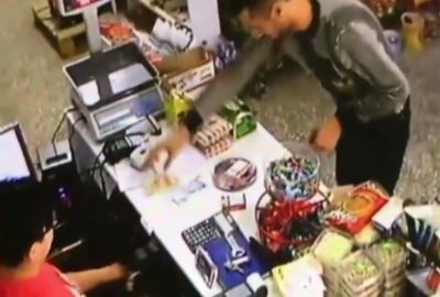 Market kasasındaki küçük çocuğu dolandırdı