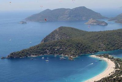 Sezon uzadı turizmcinin yüzü gülüyor