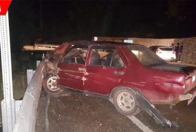 Otomobil bariyerlere çarptı: 4 yaralı