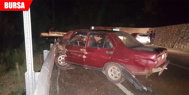Otomobil bariyerlere çarptı: 4 yaralı